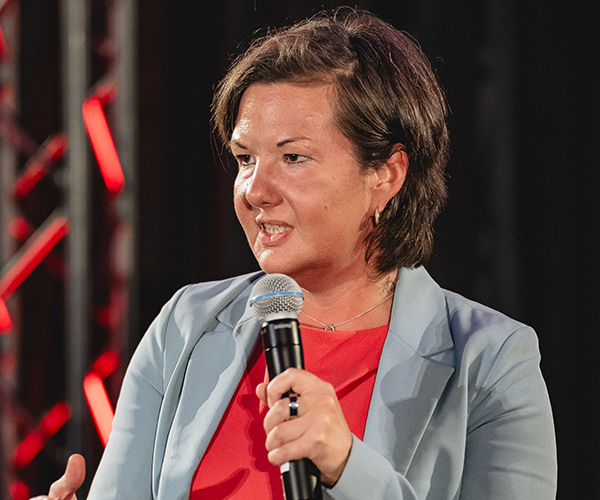 Nahaufnahme von Franziska Gostner, die eine Rede hält