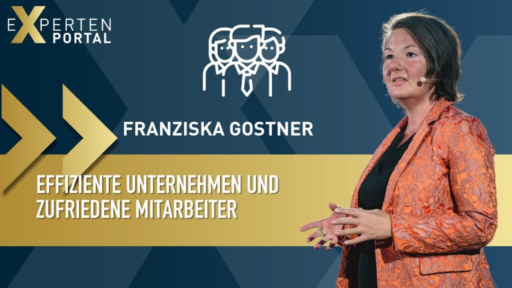 In der Mitte steht der Name "Franziska Gostner" mit dem Slogan "Effiziente Unternehmen und zufriedene Mitarbeiter" auf einer goldfarbenen Leiste. Rechts im Bild ist eine Frau in einem orangefarbenen Blazer mit Mikrofon, die gestikuliert.